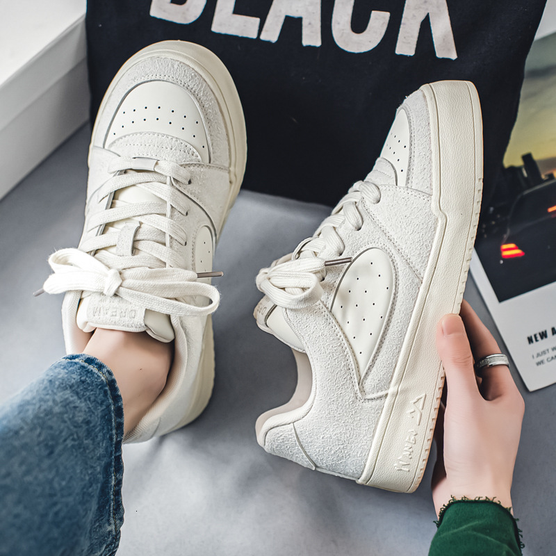 Large Couple 2025 Spring/summer New Designer Shoes Light Luxury Casual Skateboarding Sports Shoes Bread Men's Versatile Fashion Board Shoes