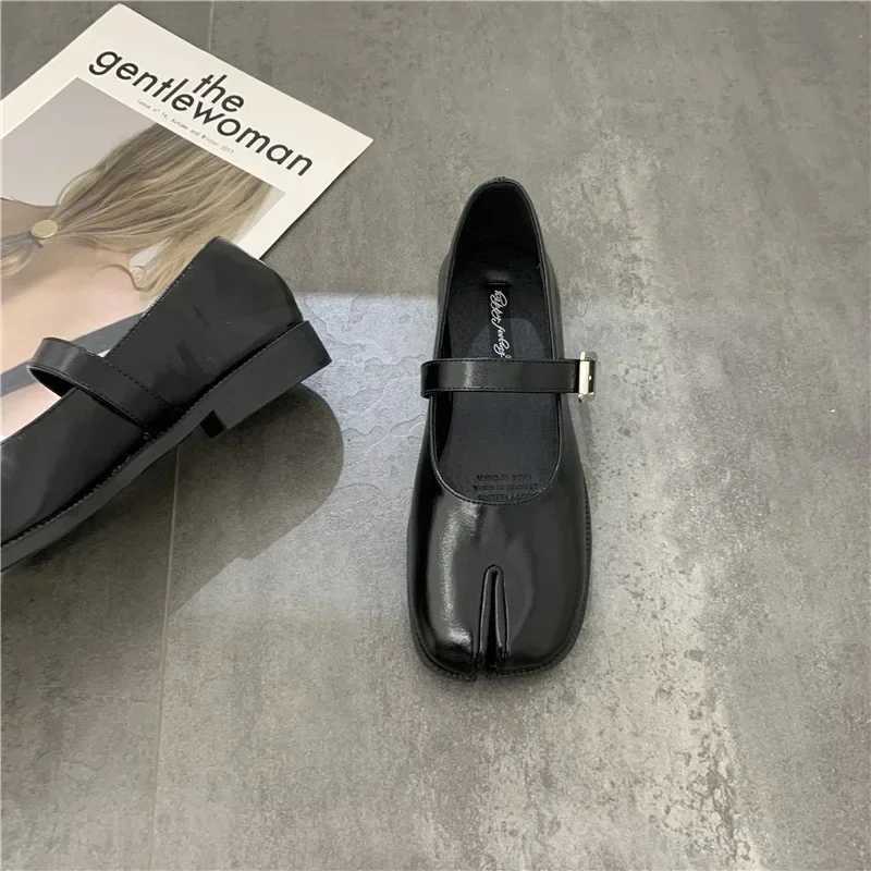 Novelty Split Toe flat shoes with quality leather mary janes Japanese style trotters flats ankle white Tabi ninja loafers white Y250303