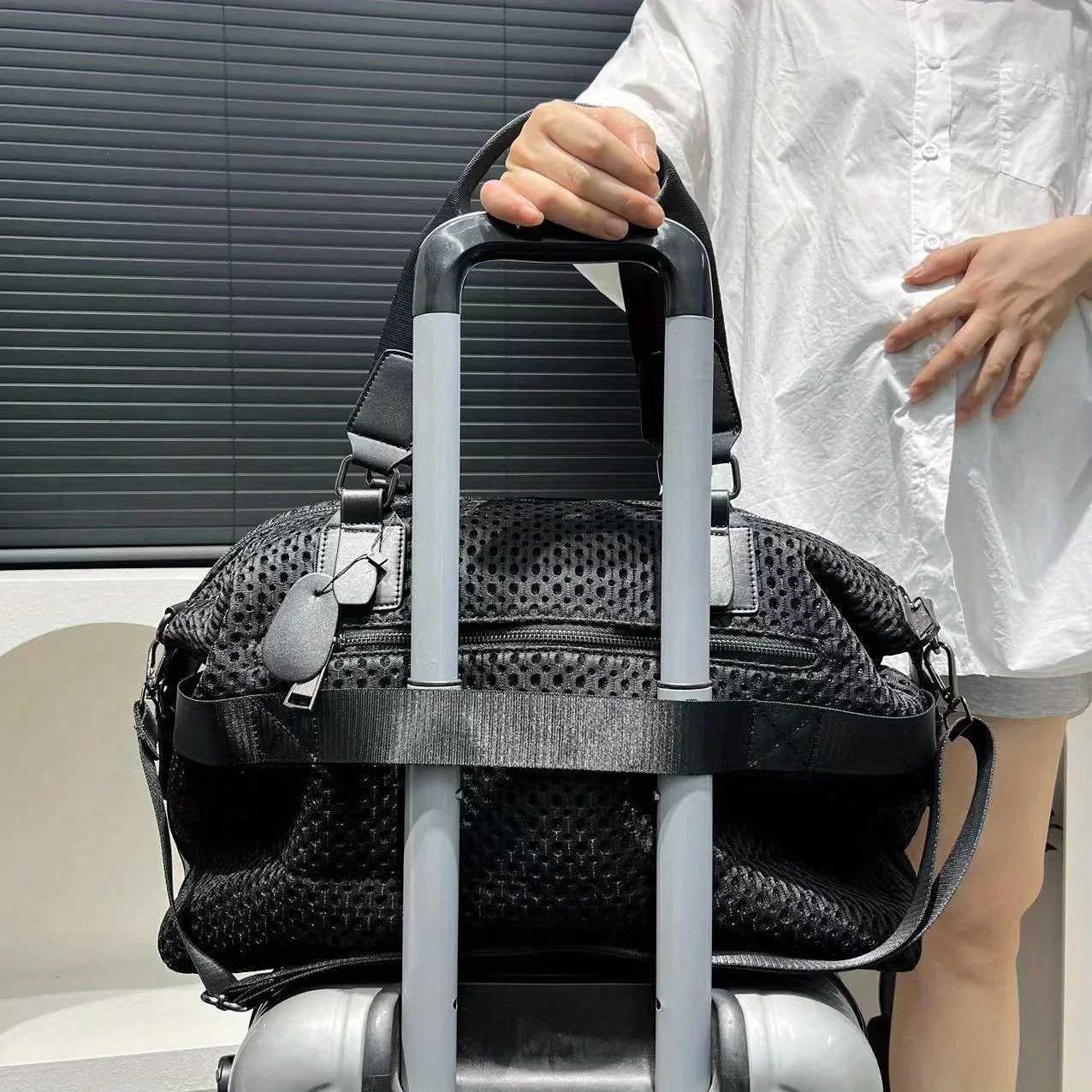 Womens travel bag simple leisure vacation large bag waterproof nylon mesh shoulder messenger bag Y250304