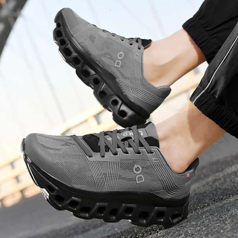 Trendy and Comfortable Casual Sports Shoes: Fa shionable Soft-Sole W alking Footwear