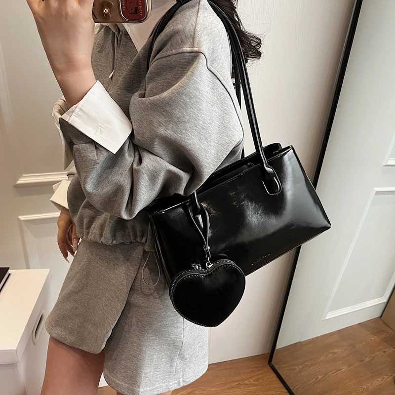 Ladies Red Heart Pendant Handbag Large Capacity Shoulder Bag Vintage Tote Bag Ladies Work Bag with Matching Clutch Z250303