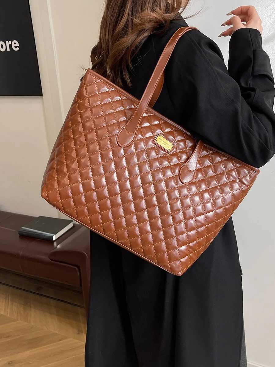 High End Wine Red Large Capacity Plaid Shoulder Bag 2025 New Womens Zipper Armpit Bags Elegant Versatile Ladies Commute Handbag Z250303