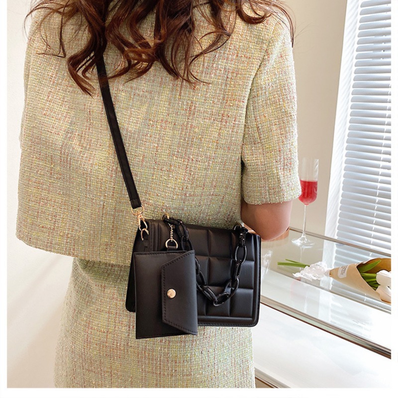 Fashionable Solid Color Shoulder Bag with Thick Chain - Casual Small Square Handbag