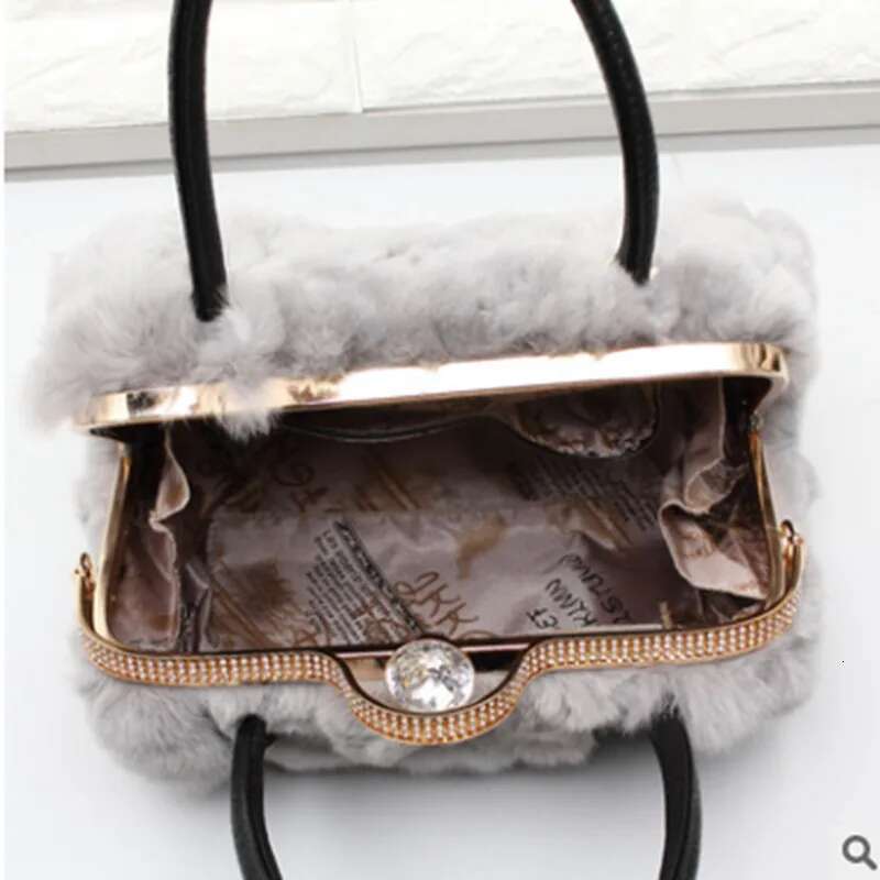 2024 New 100% Rabbit Fur Shoulder Bag Winter Fashion Ladies Plush Dia Ball Tassel Women Designer Handbags
