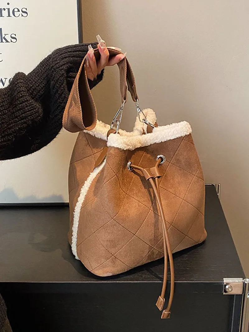 Lamb Fur Suede Drawstring Bucket Bag Large Capacity Womens Wide Shoulder Strap Light Crossbody Bags 250303