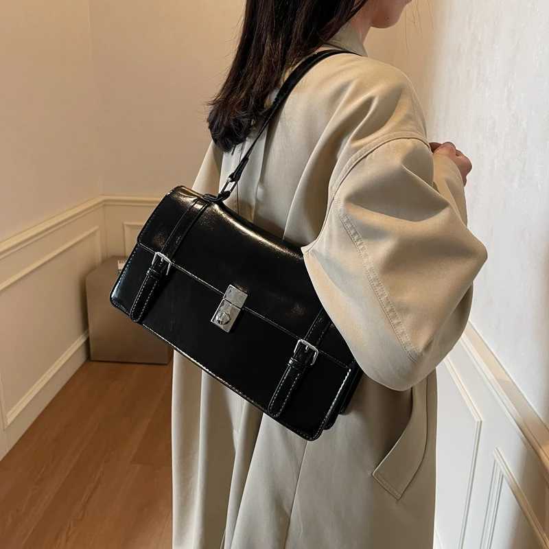 Womens Wine Red Large Capacity Commuter Crossbody Bag 2025 New Ladies Buckle Closed Interval Shoulder Bags Temperament Handbag Z250303