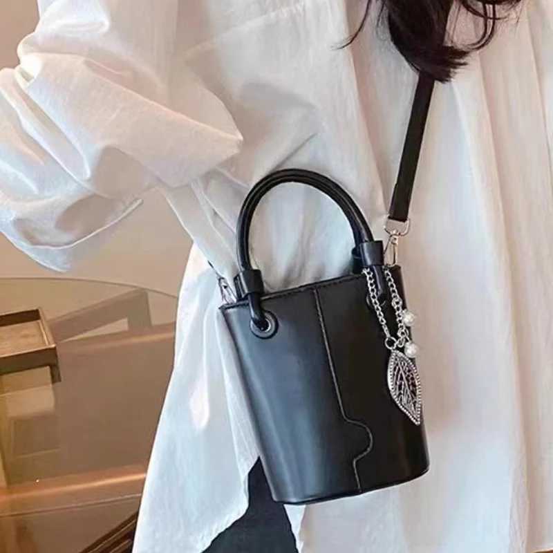 2024 New Chic Bucket Bags For Women Red Versatile One Shoulder Crossbody Bag Autumn Winter Commuting Shopping Handbags Z250303