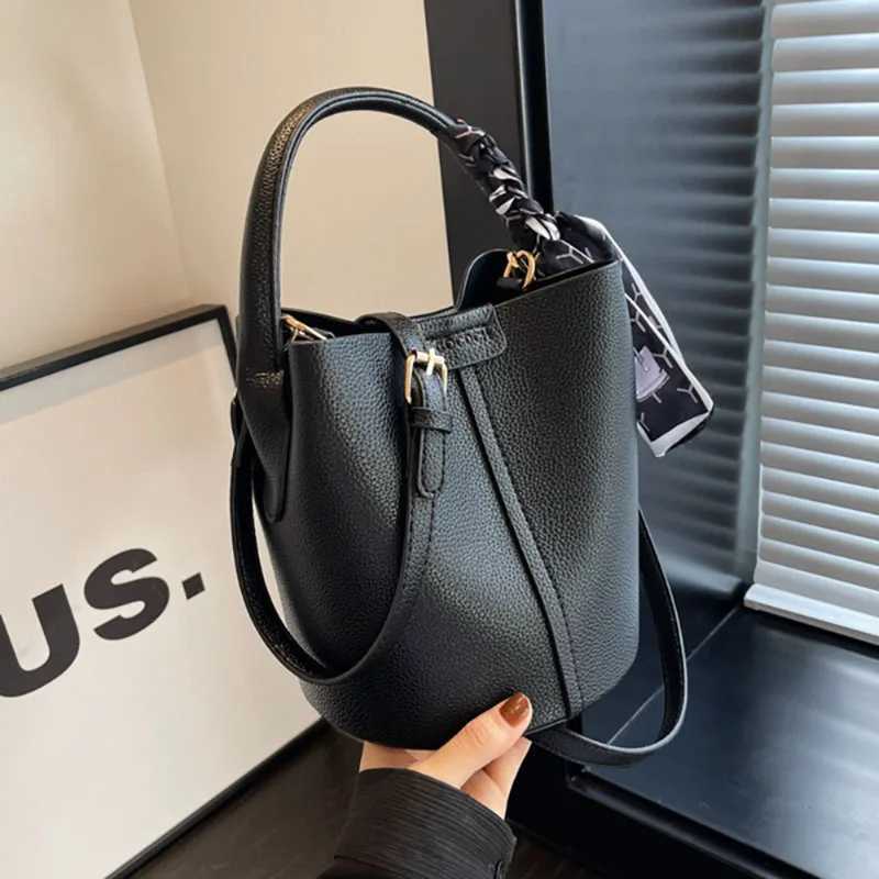 High Quality Large Capacity New Year Red Bucket Bag 2025 Womens New Solid Color Simple Handbag Fashion Pop Mini Crossbody Bag Z250303