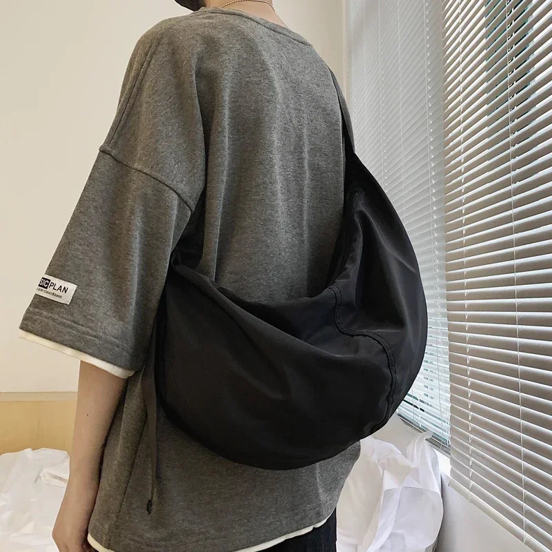 Mens and womens shoulder bag leisure student bag high quality Oxford womens messenger bag waterproof outdoor fitness bag 250303