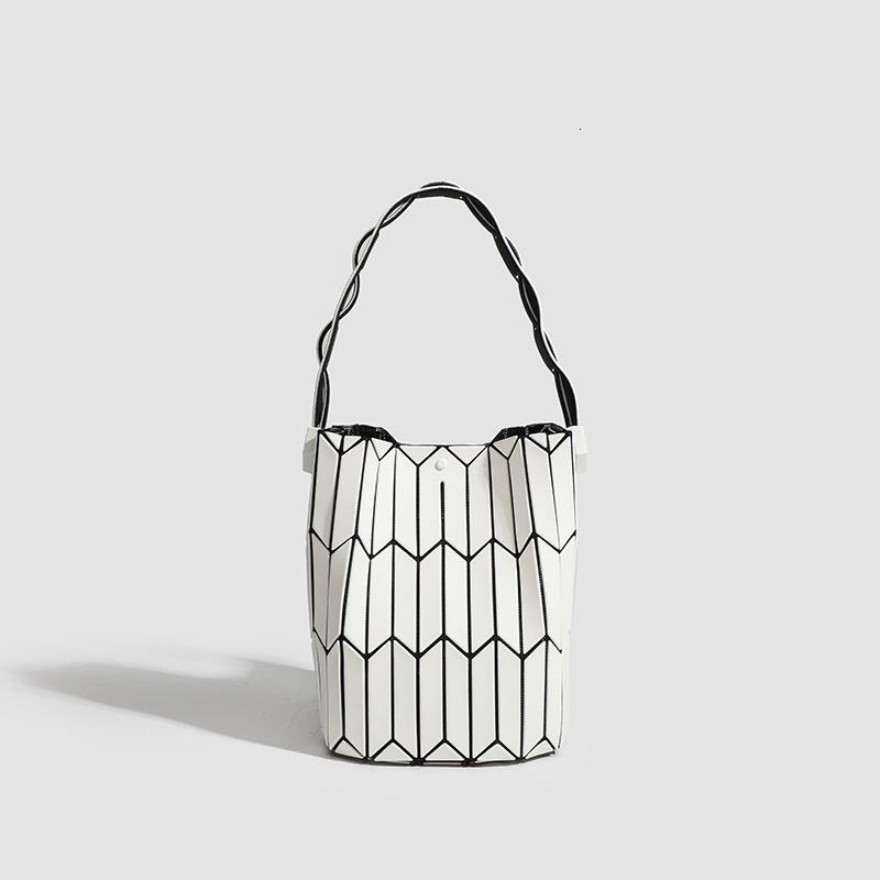 Designer Designer 2024 New Trendy Niche Design Geometric Diamond Grid Color Blocked Water Bucket With Hundred Handles, Vegetable Basket, Single Should