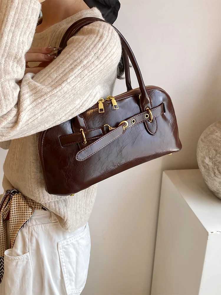 Oil Wax Leather Shoulder Bag 2024 Autumn New Solid Color Womens Handbag Womens Classic Red Wedding Bag Z250303