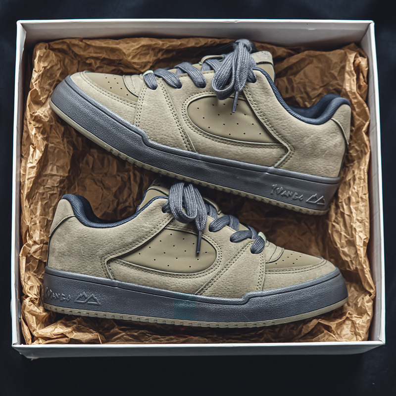 Large Couple 2025 Spring/summer New Designer Shoes Light Luxury Casual Skateboarding Sports Shoes Bread Men's Versatile Fashion Board Shoes