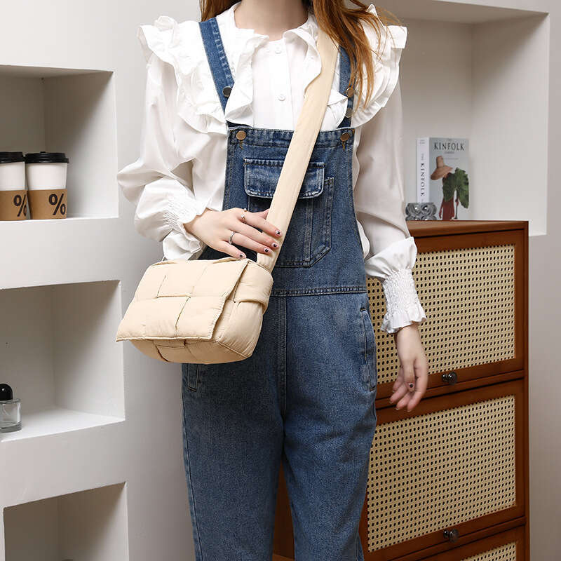 Diagonal Cross Women's New Popular Single Shoulder Niche Woven Bag, High-End Three Grid Space Cotton Bag