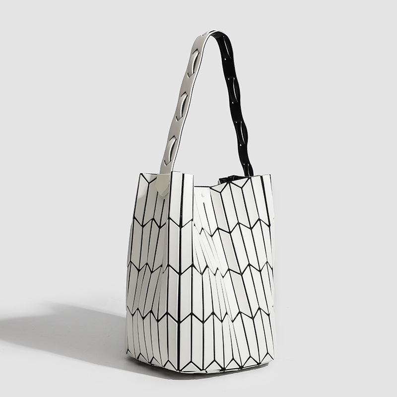 Designer Designer 2024 New Trendy Niche Design Geometric Diamond Grid Color Blocked Water Bucket With Hundred Handles, Vegetable Basket, Single Should