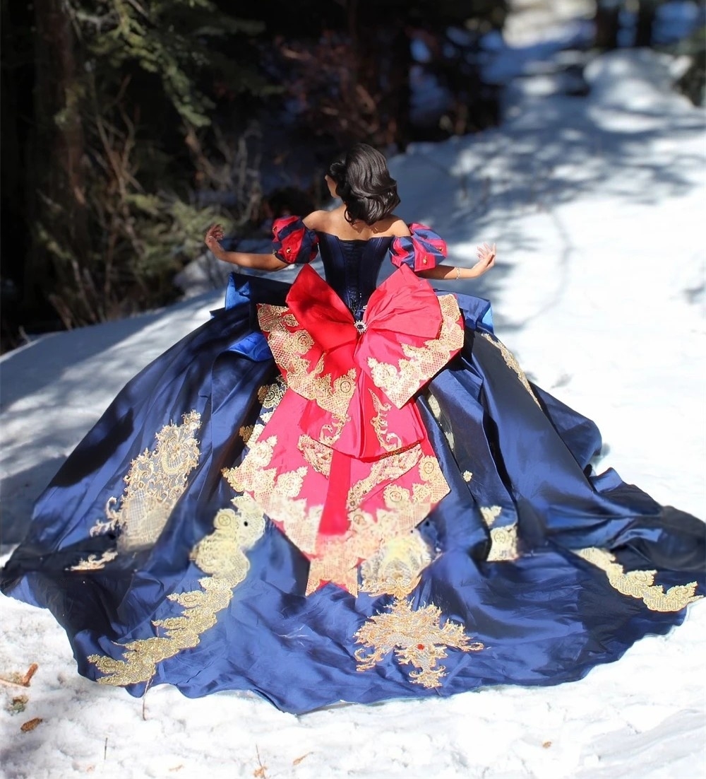Cinderella Vintage Princess Quinceanera Dresses With Big Bow Back Off Shoulder Short Sleeves Sweet 16 Dress Gold Lace Applique Crystals Beaded Masquer