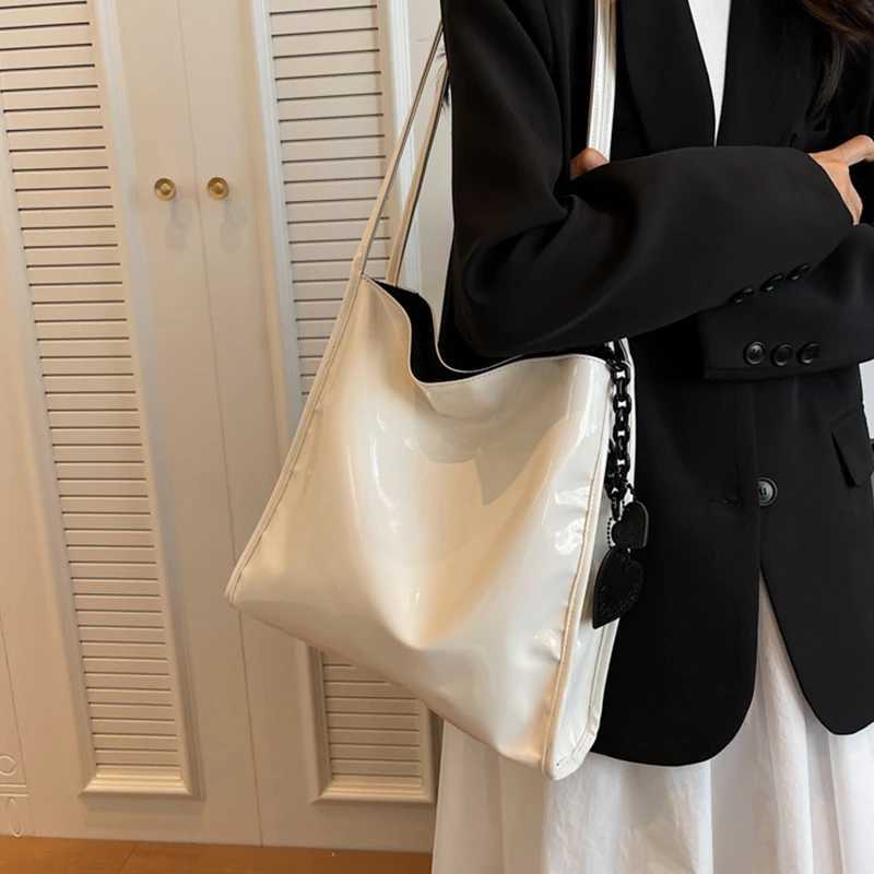 Red Patent Leather Large Capacity Tote Bag Classic Texture Shoulder Underarm Bag Lady 2024 Fall Winter New Fashion Commuter Pack Z250303