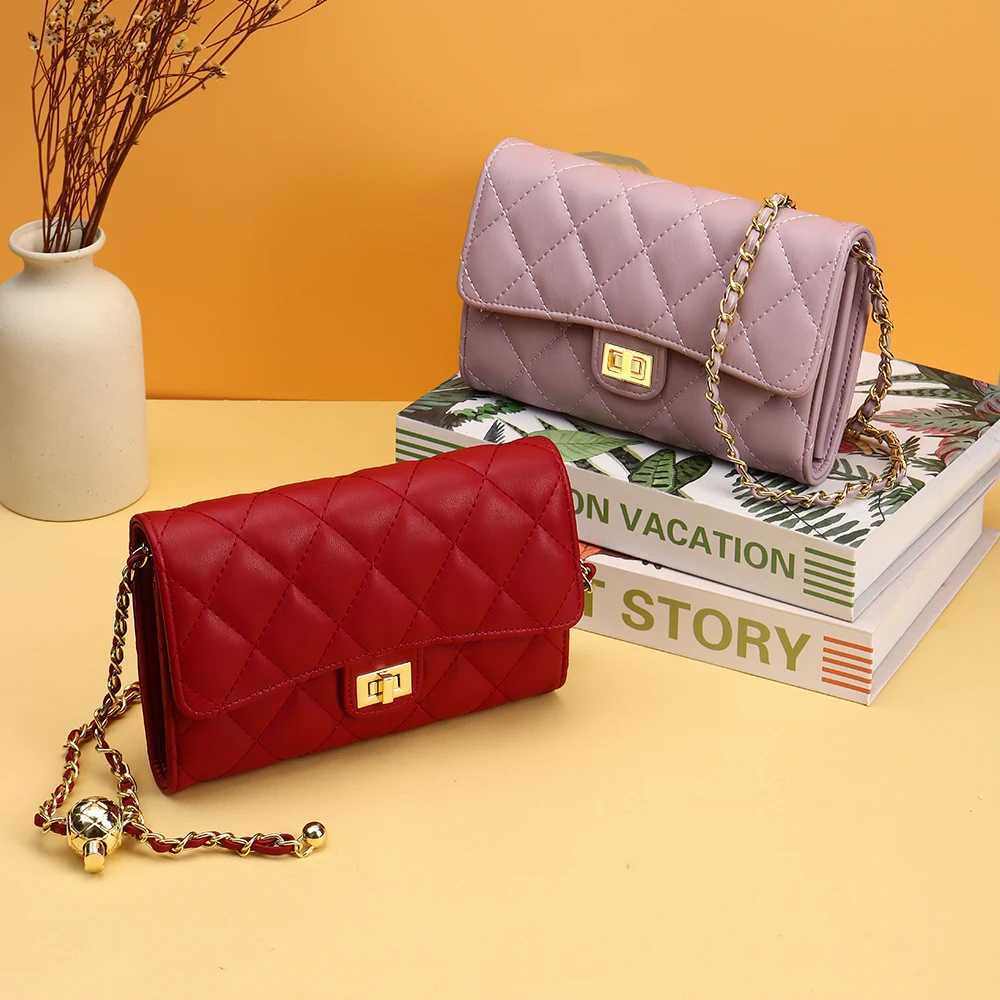 Grid shoulder bag with adjustable chain strap cross body bag suitable for female designers womens wallets and handbags womens red messenger bag Z25030