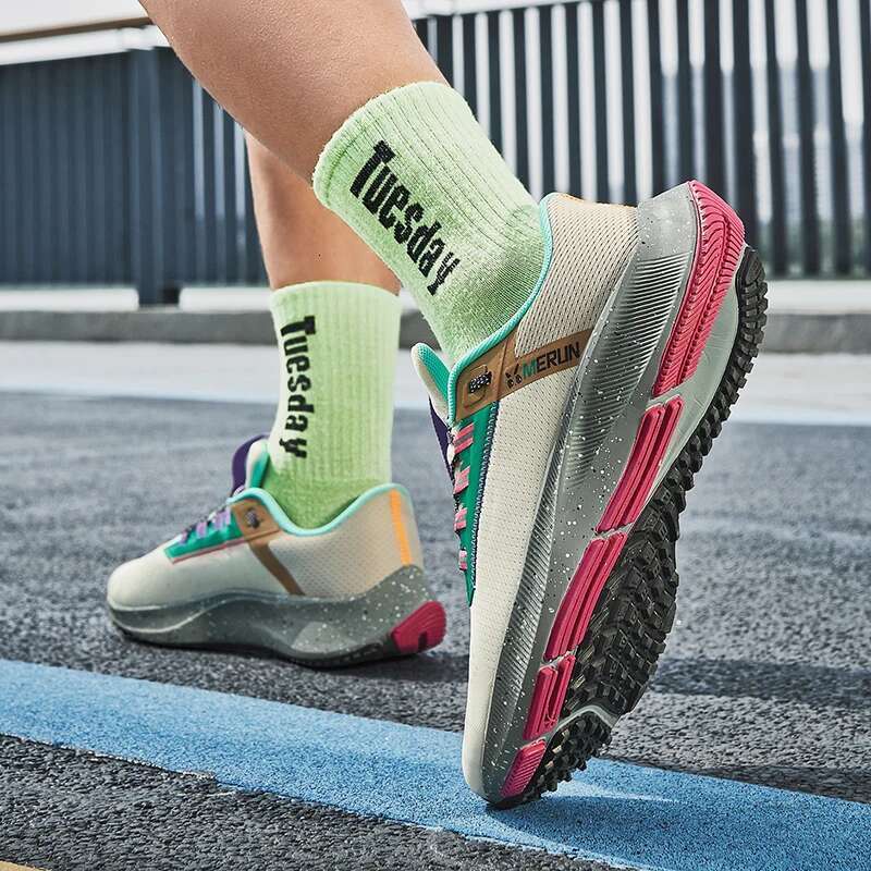 Fashionable versatile popular and comfortable sports shoes