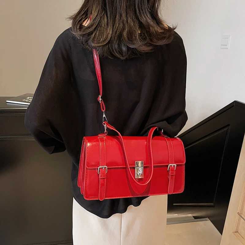 Womens Wine Red Large Capacity Commuter Crossbody Bag 2025 New Ladies Buckle Closed Interval Shoulder Bags Temperament Handbag Z250303