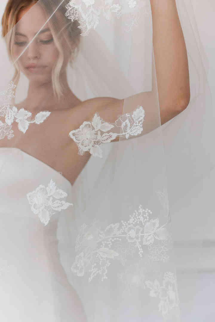 Luxury 3Meters White Ivory Wedding Veils with Appliques Long Lace Edge Bridal Head Veil with Comb For Marriage Bride Women's Accessories Customiz