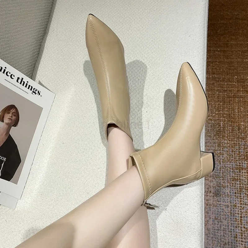 2024 New Korean Solid Pointed Short Boots with Thick H and Back Zipper for Tall and Slim Mid Heel Short Boots for Wen Z250304