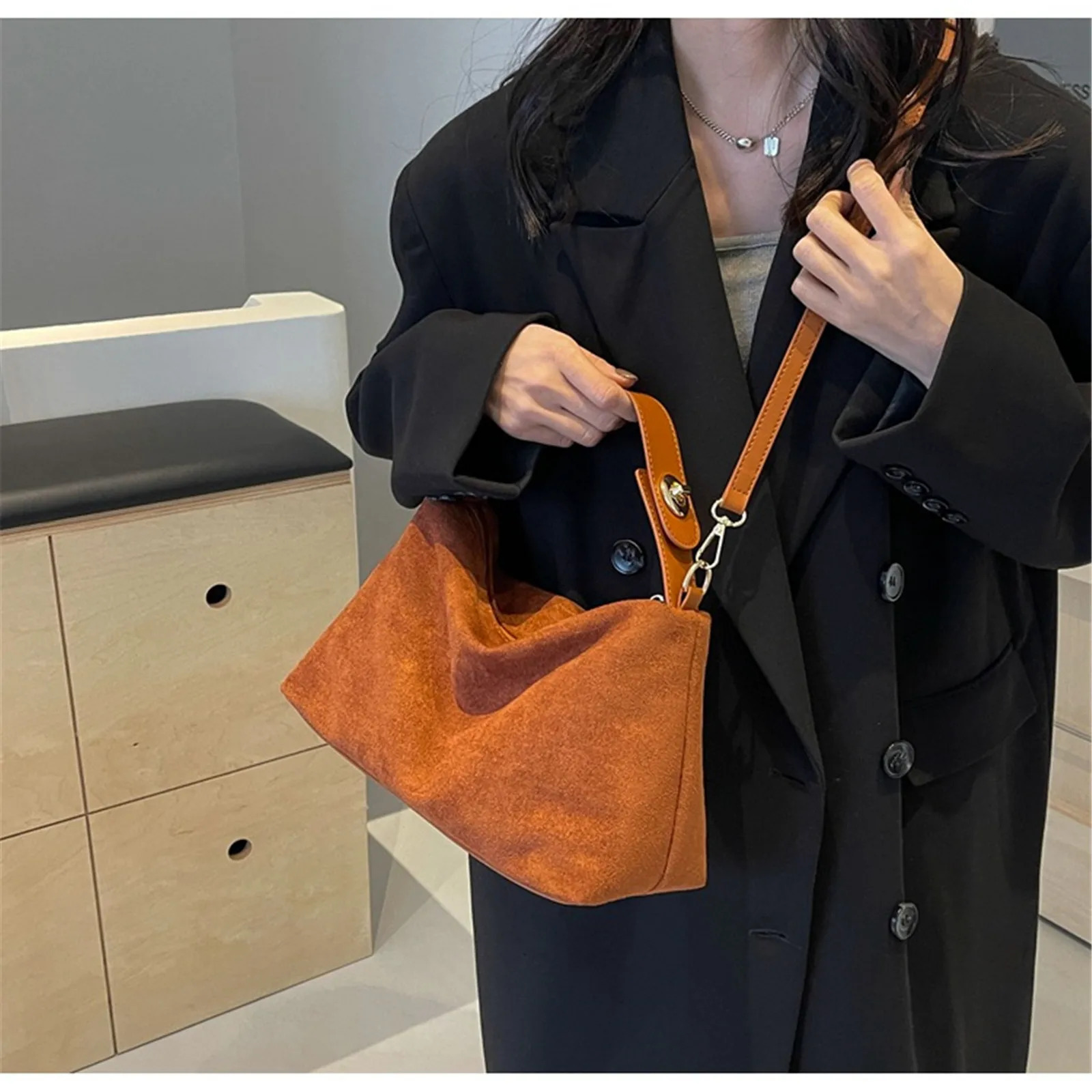 Fashionable Zipper Suede Simple Shoulder and Cross Body Bag Solid High Quality Womens Handbag Classic Edition 250303