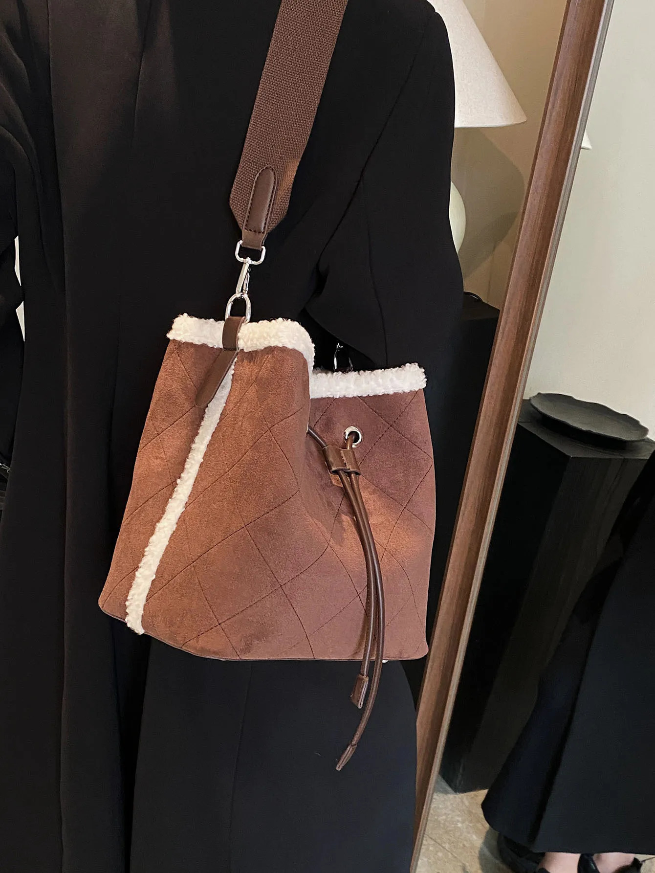 Lamb Fur Suede Drawstring Bucket Bag Large Capacity Womens Wide Shoulder Strap Light Crossbody Bags 250303