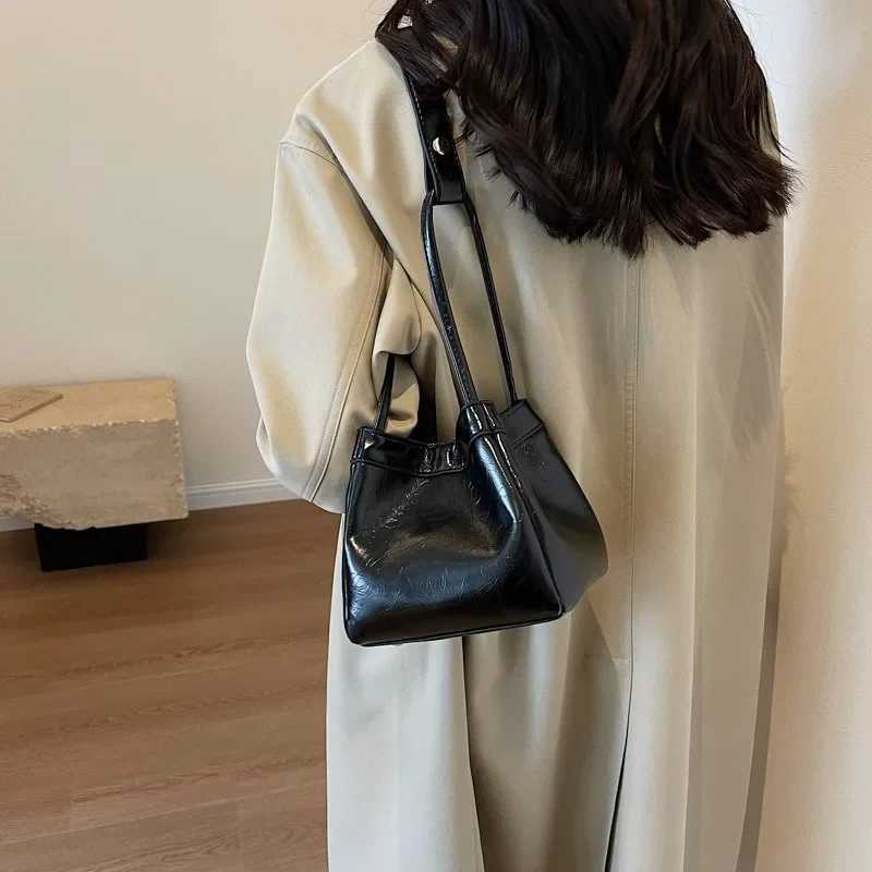 Design Sense Red Women New 2024 Fashion Texture Shoulder Bag Popular Hand Tote Bags for Women Z250303