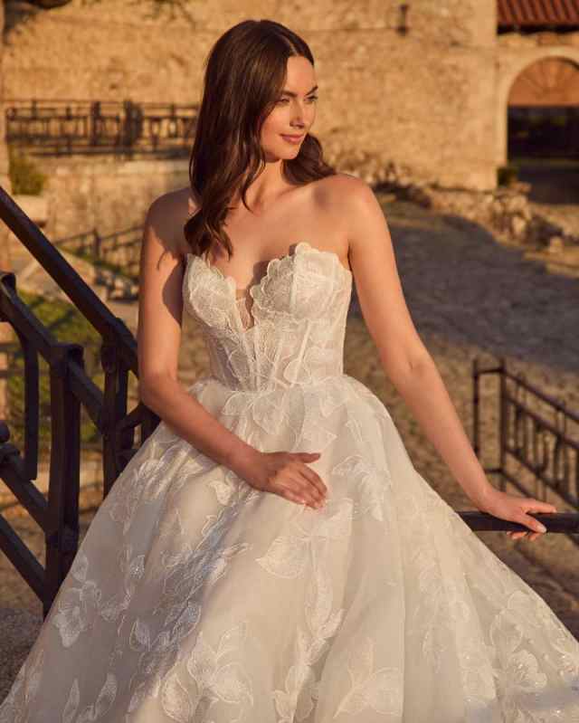 2025 New Fashion Graceful A Line Wedding Dresses With Strapless Lace Appliques Beads Lace Bling Sequins Bridal Gowns Special Occasion Sweep Train Vest