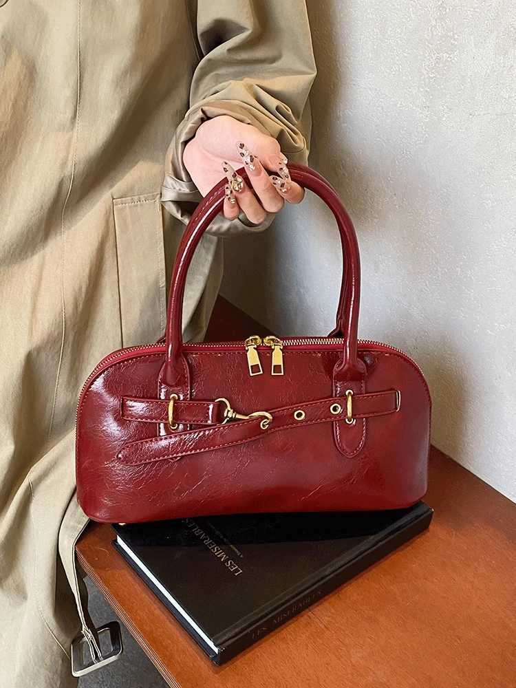 Oil Wax Leather Shoulder Bag 2024 Autumn New Solid Color Womens Handbag Womens Classic Red Wedding Bag Z250303