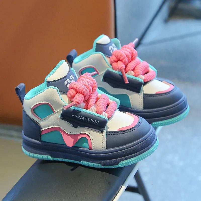 Childrens leather boots fashionable and non slip childrens school tennis shoes spring autumn Versatile boys girls running sports soft 250303