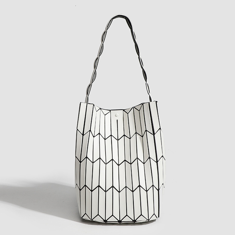 Designer Designer 2024 New Trendy Niche Design Geometric Diamond Grid Color Blocked Water Bucket With Hundred Handles, Vegetable Basket, Single Should