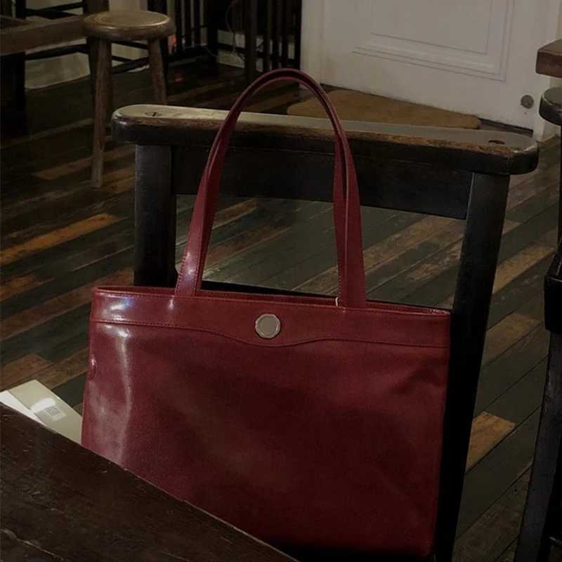 Wine red large capacity handbag 2024 new womens magnetic buckle shoulder bag commuting Versatile womens handbag Z250303