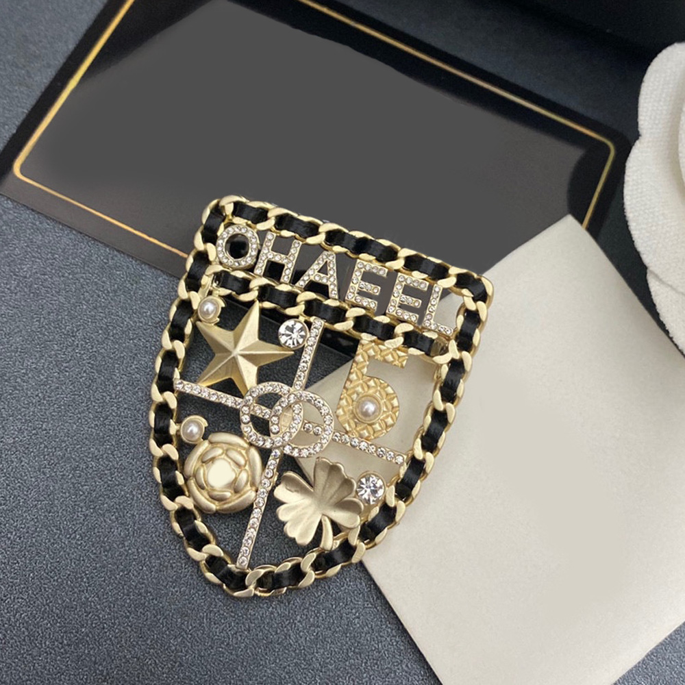 Crystal Letter Brooches Stamp Letter Women Men 18K Gold Plated Never Fading Classic Jewelry Round Brooch Pin Marry Christmas Valentines Day Gifts Accessories