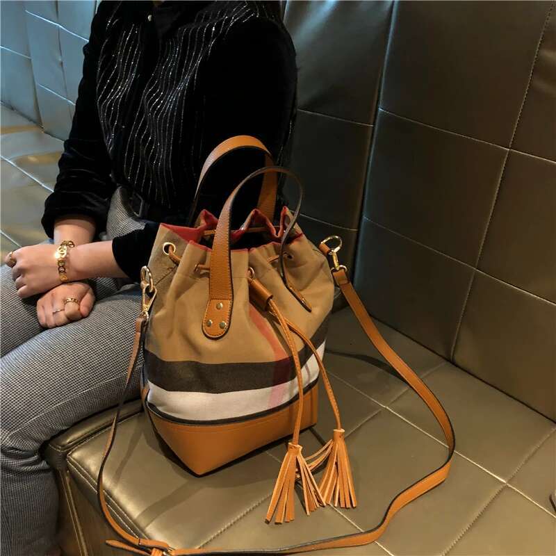 Fashionable Plaid Women Canvas Barrel Bucket One Shoulder Crossbody Bag Female Designer Purses And Handbag Pouch 2024