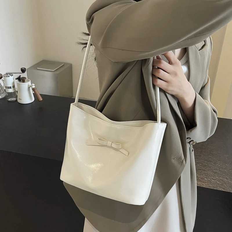 Trend Bow Red Bucket Bags for Women 2024 New Simple Commuting Handbag Korean Pu Leather Casual Versatile Womens Shoulder Bag Z250303