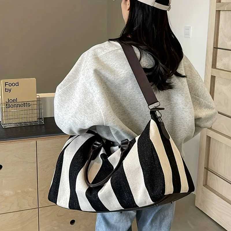 1pcs Stylish Striped Large Capacity Travel Bag Vintage Inspired Oxford Shoulder Bag and Crossbody Bag for Women Zipper Closure Y250304
