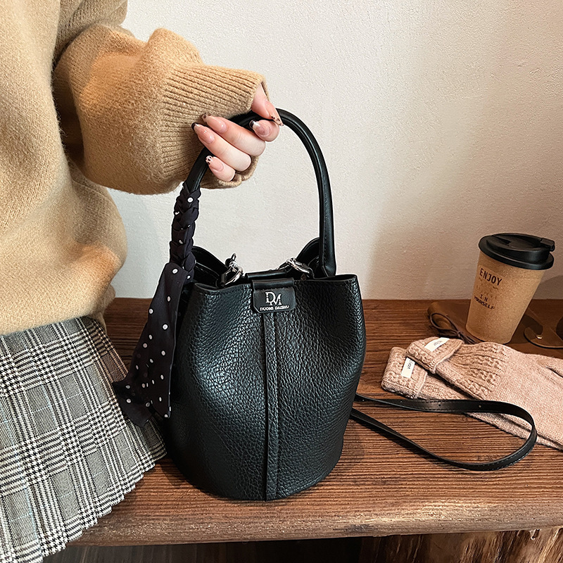 Designer Designer High End Niche Design Bucket Bag For Women 2025 New Autumn Versatile Single Shoulder Crossbody Handbag