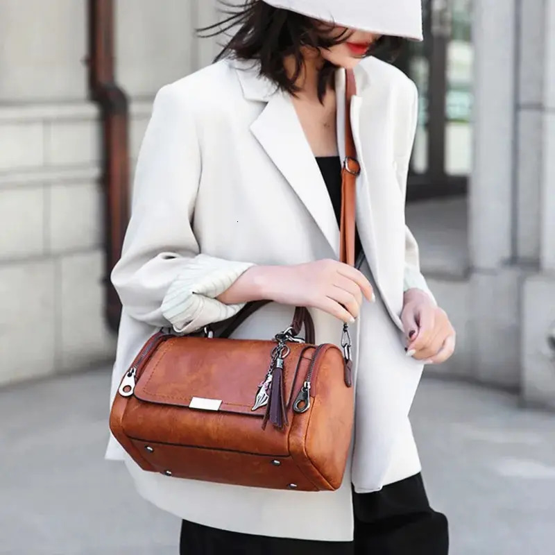 Tassel Decor Womens Large Capacity Shoulder Bag Fashion Zipper Crossbody With Removable Strap Boston Handbag w250303