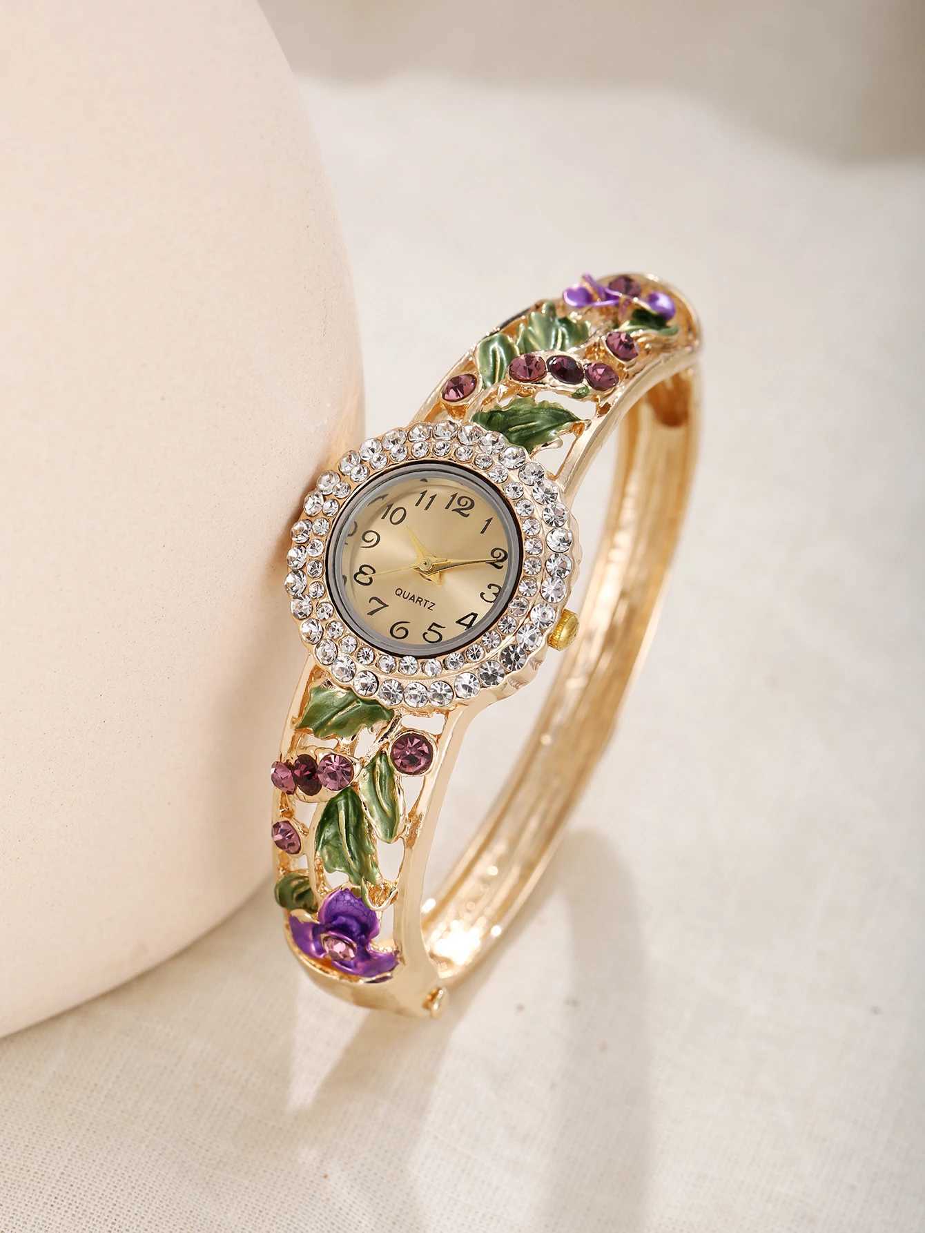 Womens New Retro Light Luxury Rare Quartz BraceletXJ250304