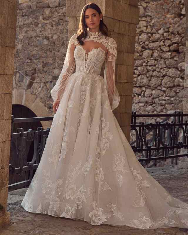 2025 New Fashion Graceful A Line Wedding Dresses With Strapless Lace Appliques Beads Lace Bling Sequins Bridal Gowns Special Occasion Sweep Train Vest