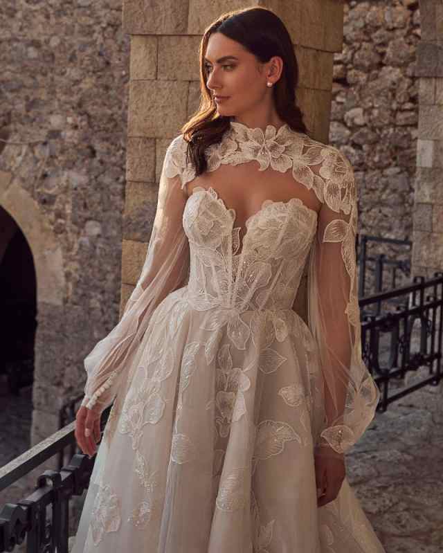 2025 New Fashion Graceful A Line Wedding Dresses With Strapless Lace Appliques Beads Lace Bling Sequins Bridal Gowns Special Occasion Sweep Train Vest