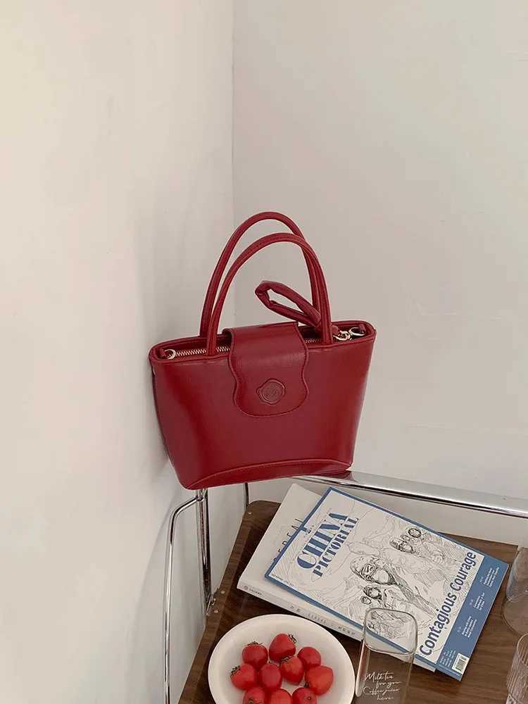 Vintage Womens Red Bag Simple Solid Exquisite Seal Design Female Shoulder Crossbody Bags New Daily Commuter Handbags For Work Z250303