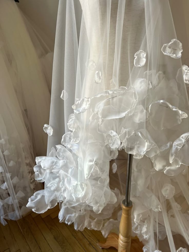 Romantic Wedding Veils 3D Handmade Petal Two Layer Cathedral Length Bride Veil Customized Applique Edge Bridal Accessories