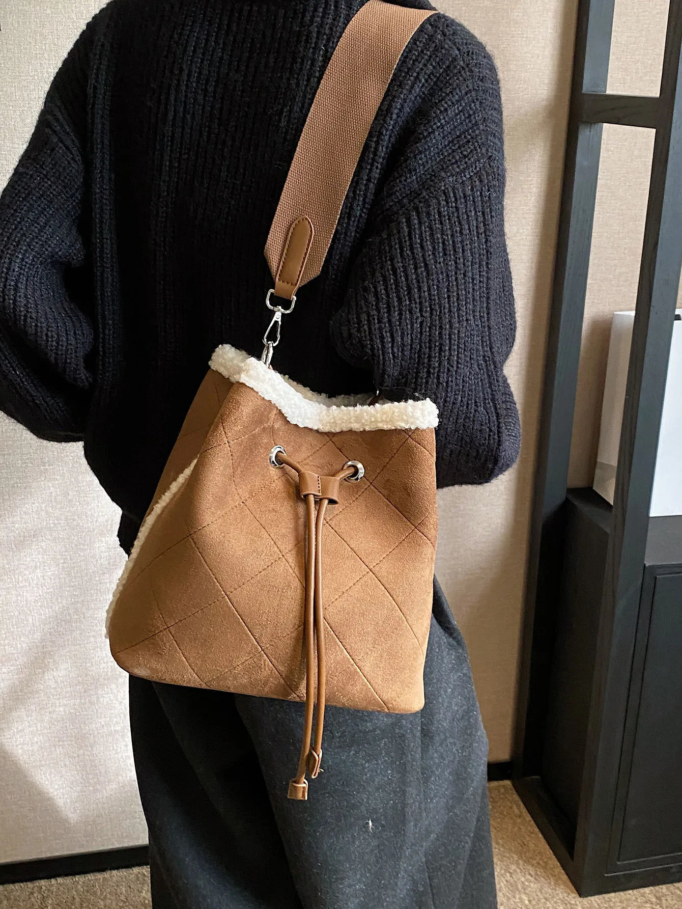 Lamb Fur Suede Drawstring Bucket Bag Large Capacity Womens Wide Shoulder Strap Light Crossbody Bags 250303