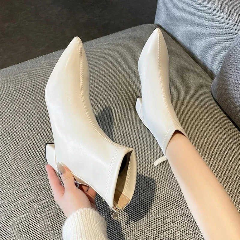2024 New Korean Solid Pointed Short Boots with Thick H and Back Zipper for Tall and Slim Mid Heel Short Boots for Wen Z250304