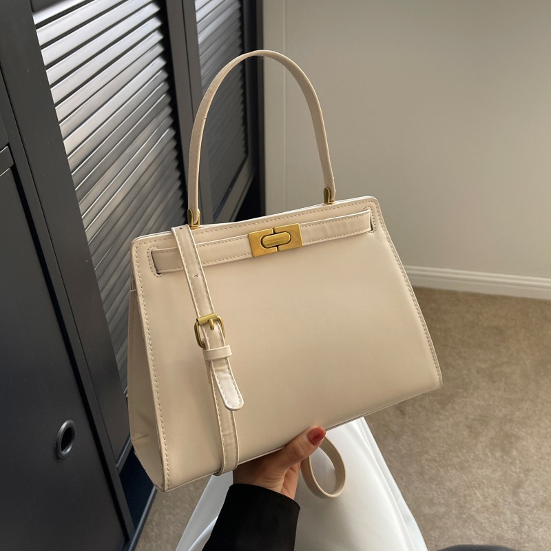 Casual Retro Shoulder Bag - Fashionable Messenger Armpit Tote for Everyday Use