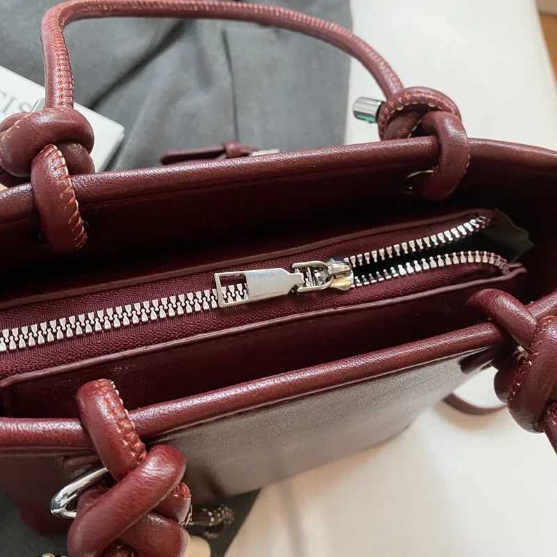 Zipper Solid Color PU Retro Shoulder Bag Trendy Versatile Hand-held Womens Niche Design Commuting Bucket Crossbody Bag Y250303
