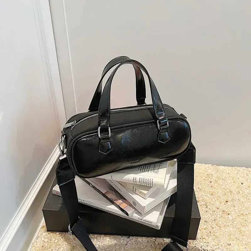 Wine Red Contrast Boston Womens Bag 2025 Autumn/Winter Niche Designer Bag Single Shoulder Ten Font French Handbag Z250303