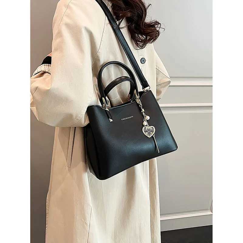 Korean Version Fashion Red Bridal Wedding Bag Handbag Womens New Luxury High Quality One Shoulder Crossbody Bag Square Bag Z250303
